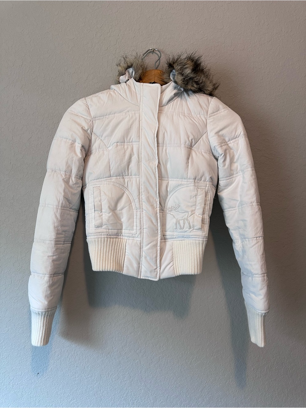 Abercrombie & Fitch White Quilted Puffer Jacket with Faux Fur Hood Y2K 2000